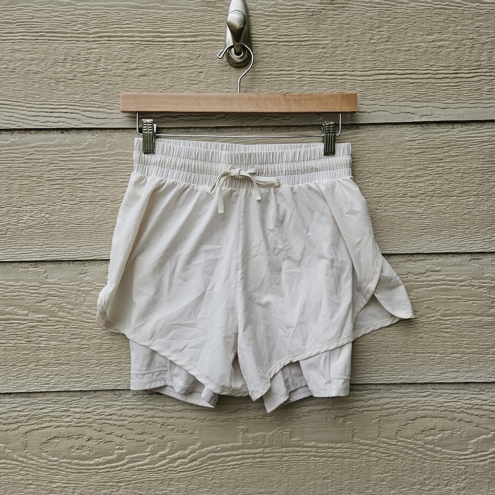 Fabletics ivory Sun Chaser shorts XS